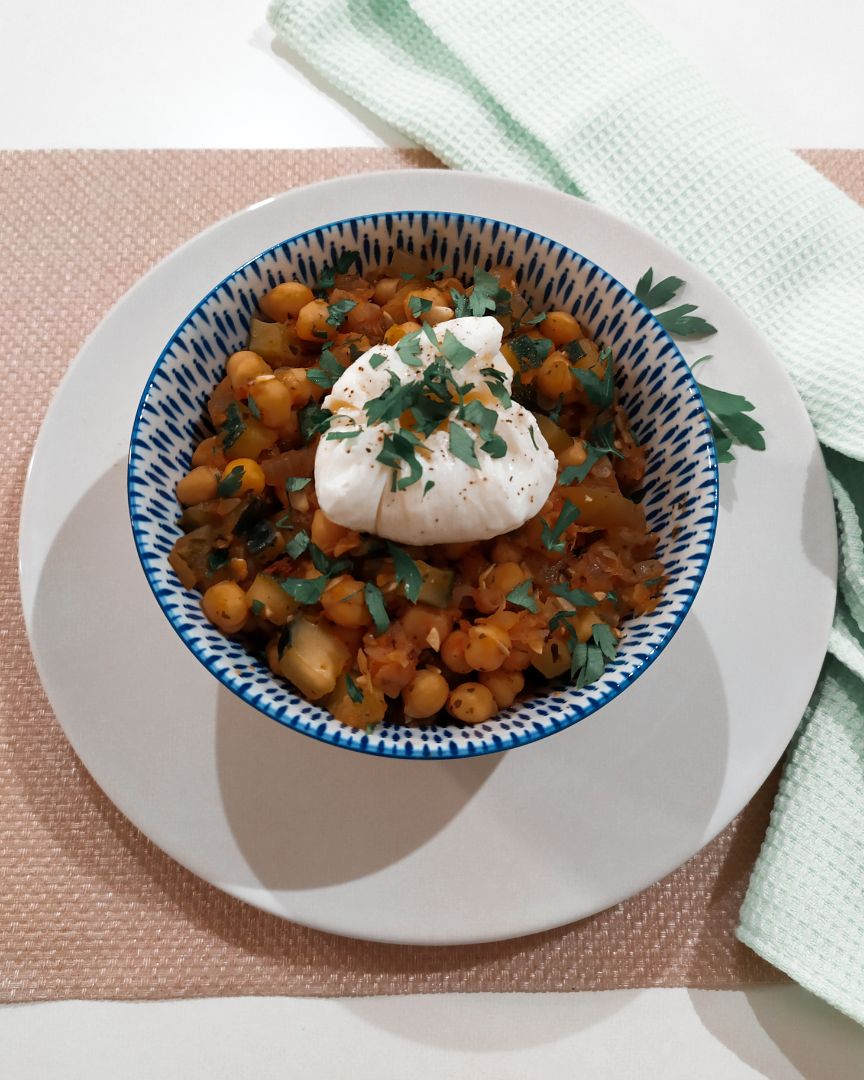 Garbanzos con verduras y huevo poché