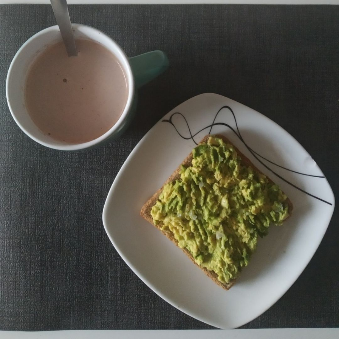 Tostada con aguacate y leche con cacao puro🍞🥑☕ Tostada con aguacate y leche con cacao puro🍞🥑☕