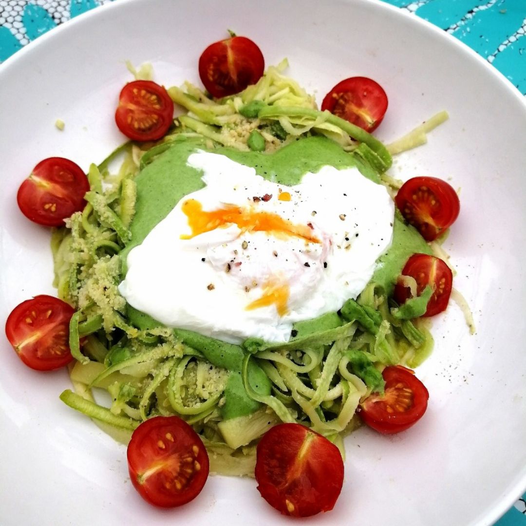 Espaguettis de calabacin con pesto de rúcula y queso fresco y huevo poché Espaguettis de calabacin con pesto de rúcula y queso fresco y huevo poché