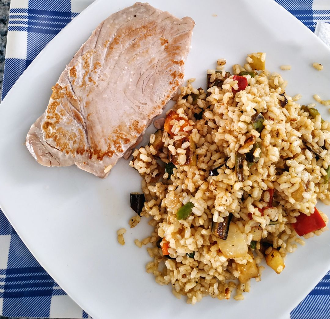 Atún a la plancha con arroz Atún a la plancha con arroz