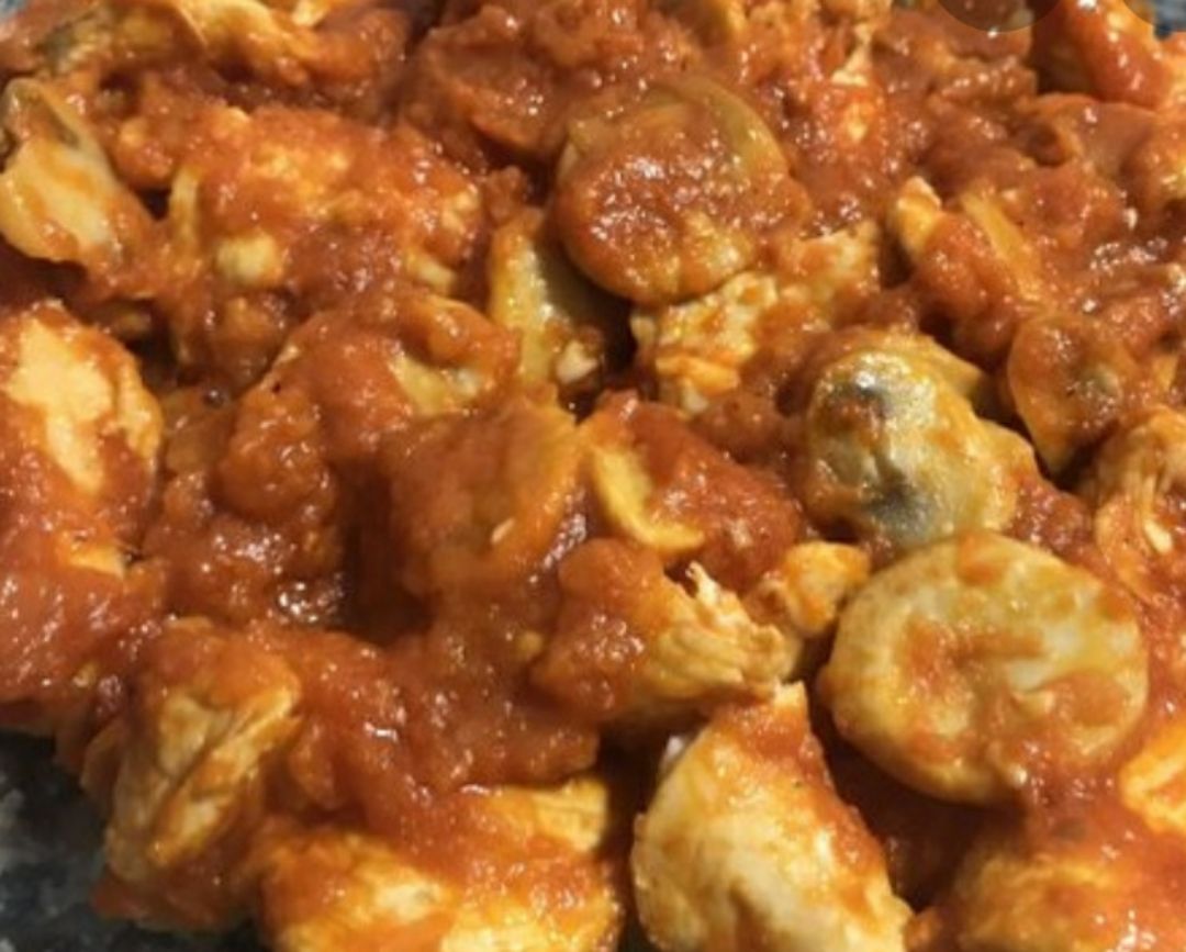 Pollo con champiñones y tomate Pollo con champiñones y tomate