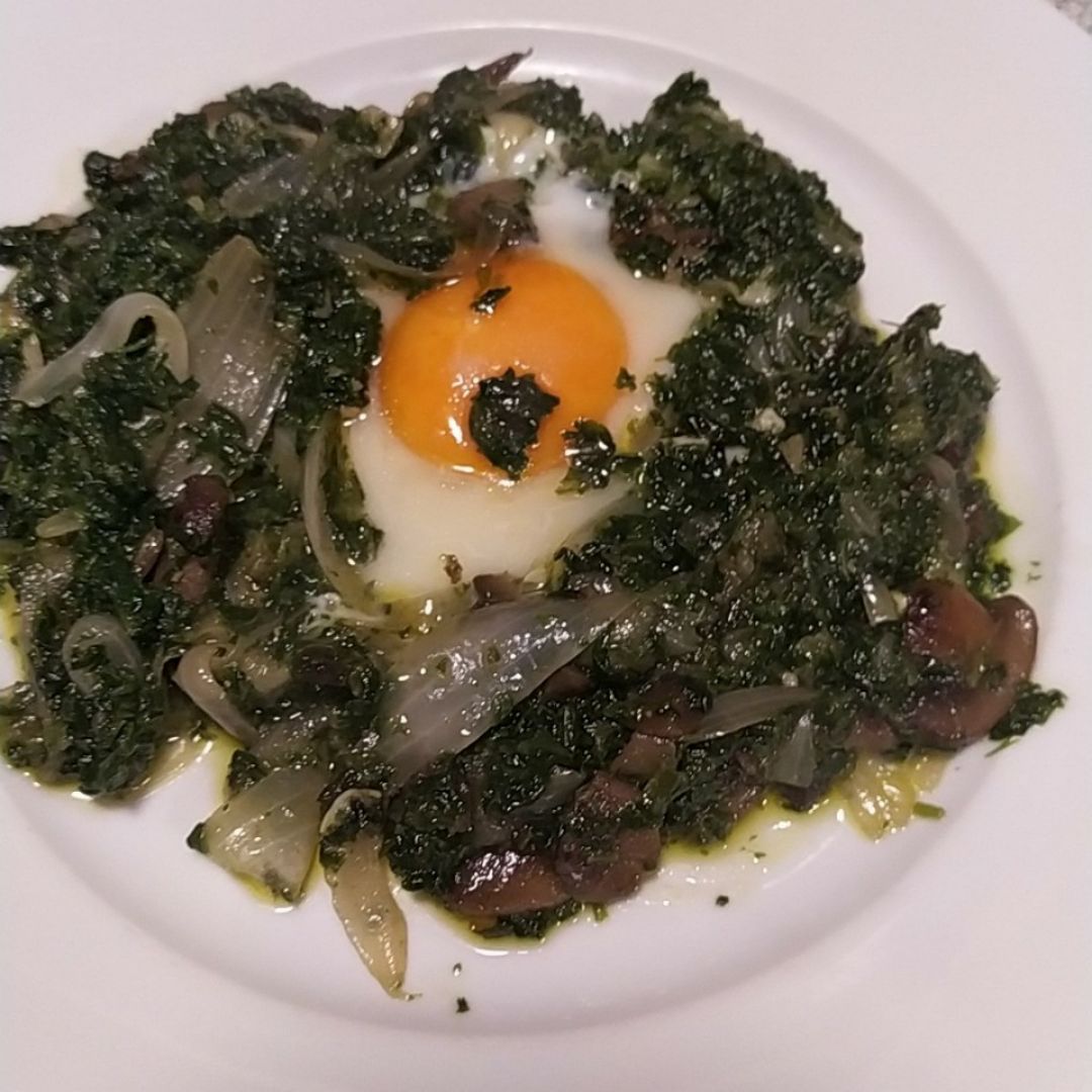 Espinacas con champiñones y cebolla pochada. Espinacas con champiñones y cebolla pochada.