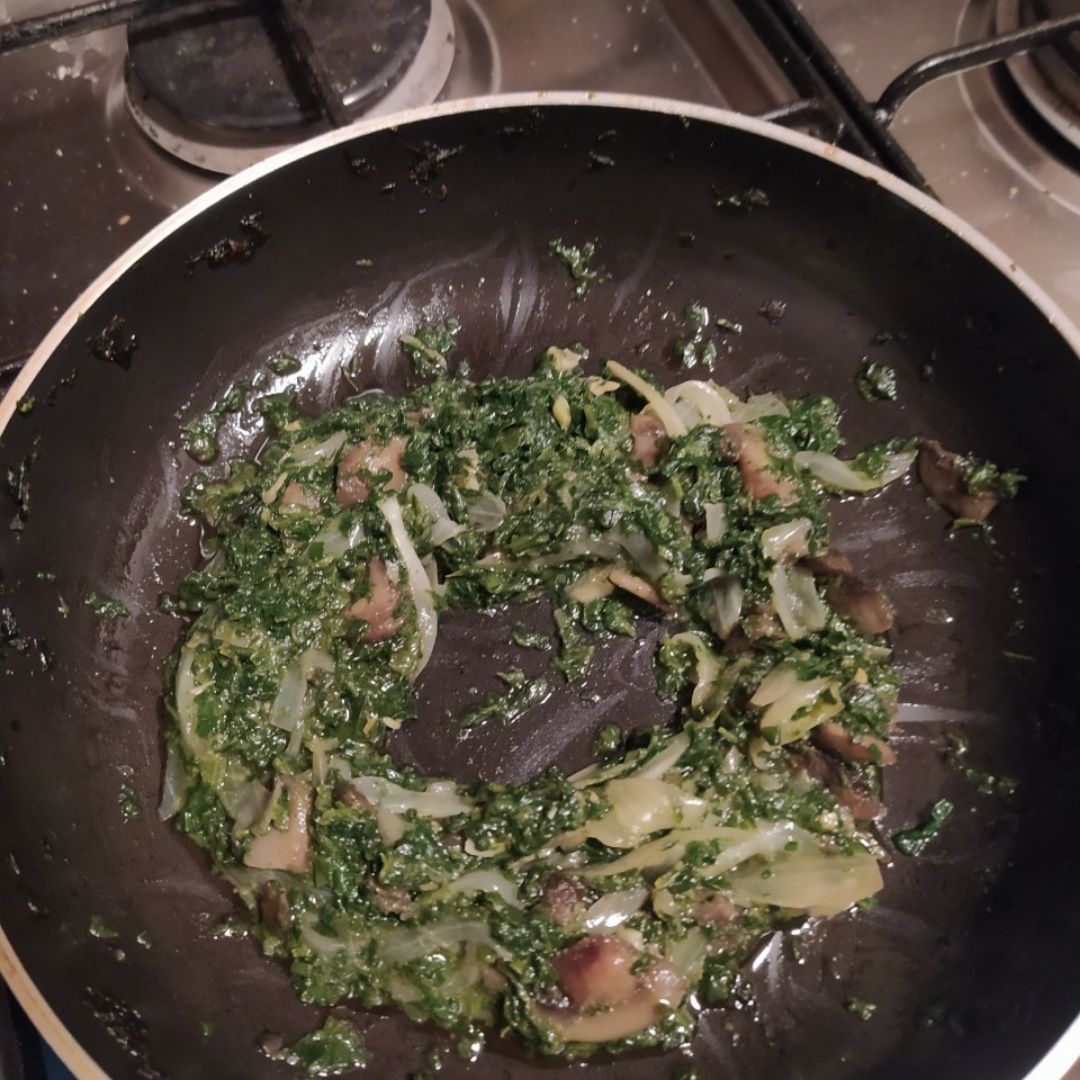 Espinacas con champiñones y cebolla pochada. Paso 1 Espinacas con champiñones y cebolla pochada. Paso 1