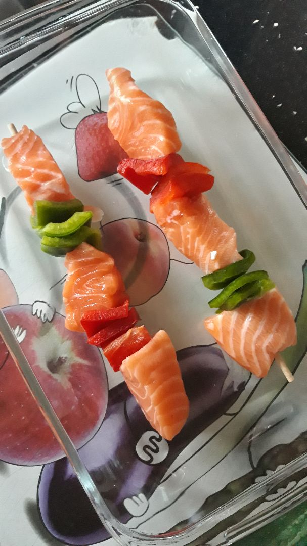 Brochetas de salmón con verduras. Brochetas de salmón con verduras.