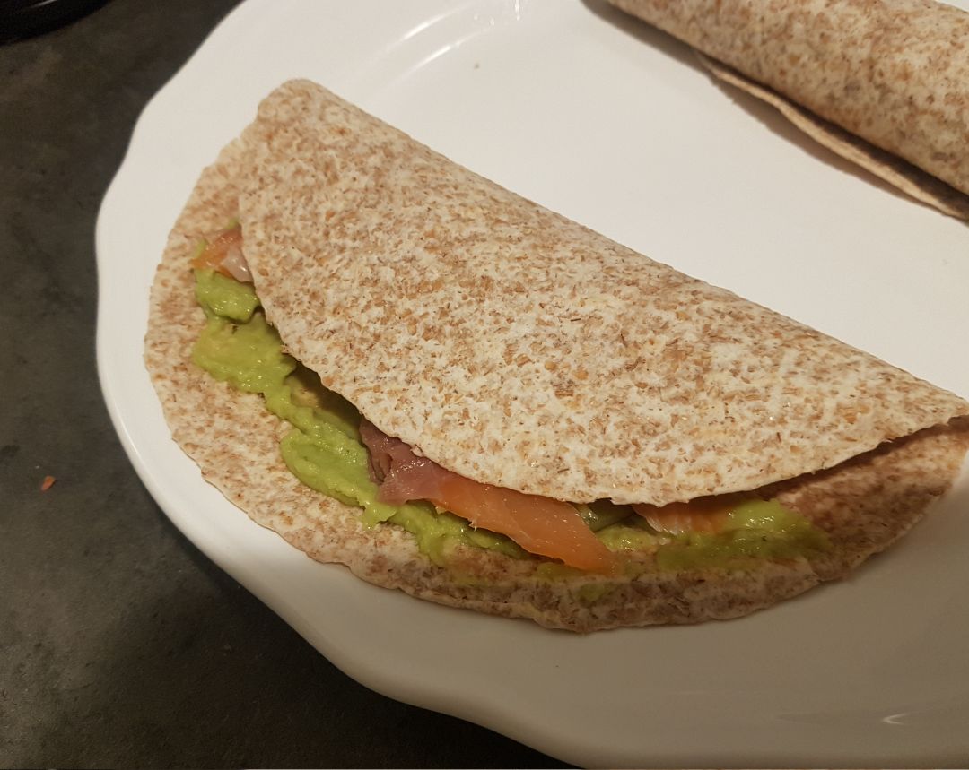 Tortillas integrales con salmón aguacate y pepinillo