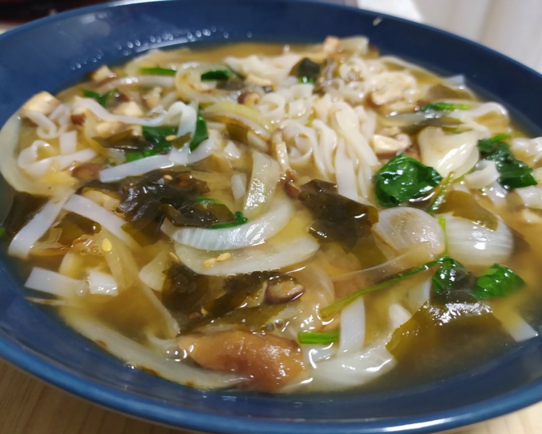 Sopa miso, fideos de arroz, shiitake, cebolla, espinacas y lino 🍜 Sopa miso, fideos de arroz, shiitake, cebolla, espinacas y lino 🍜