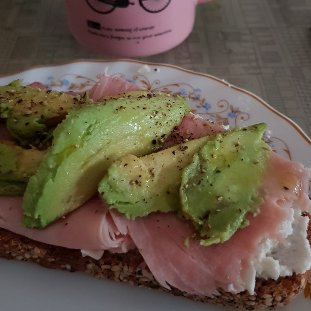 Tostada: queso untar, jamón york y aguacate💚