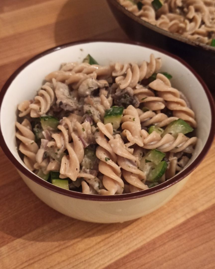 Pasta con champiñones y calabacín