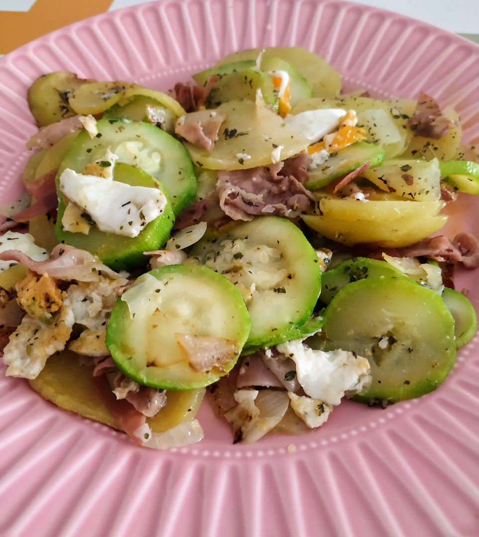 Calabacín, cebolla, huevo, jamón y orégano. Calabacín, cebolla, huevo, jamón y orégano.