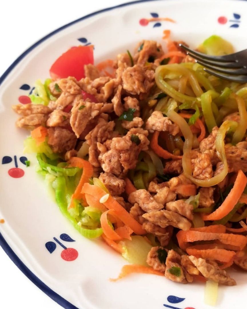 Espaguetis veganos de calabacín y zanahoria con soja texturizada Espaguetis veganos de calabacín y zanahoria con soja texturizada