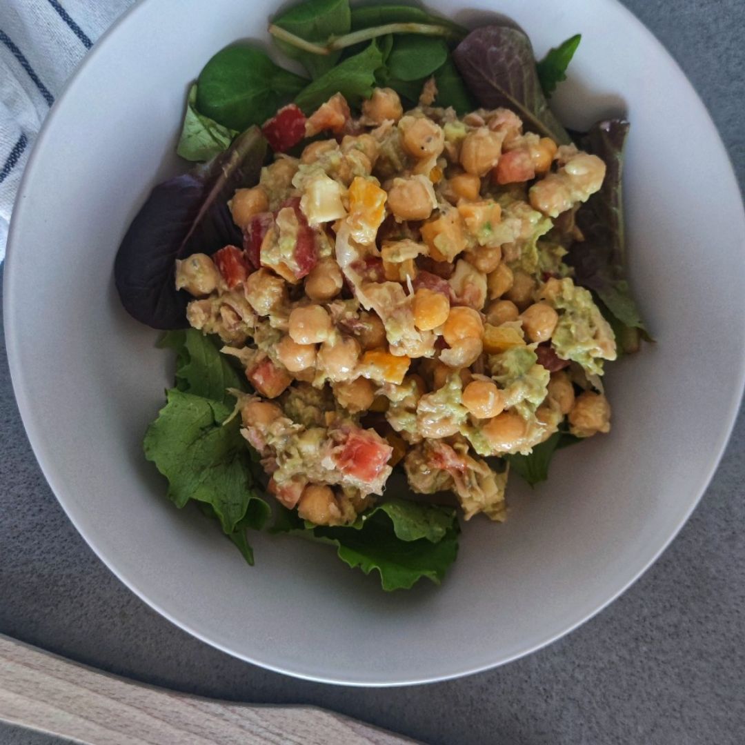 Ensalada de garbanzos con aderezo de hummus de aguacate Ensalada de garbanzos con aderezo de hummus de aguacate
