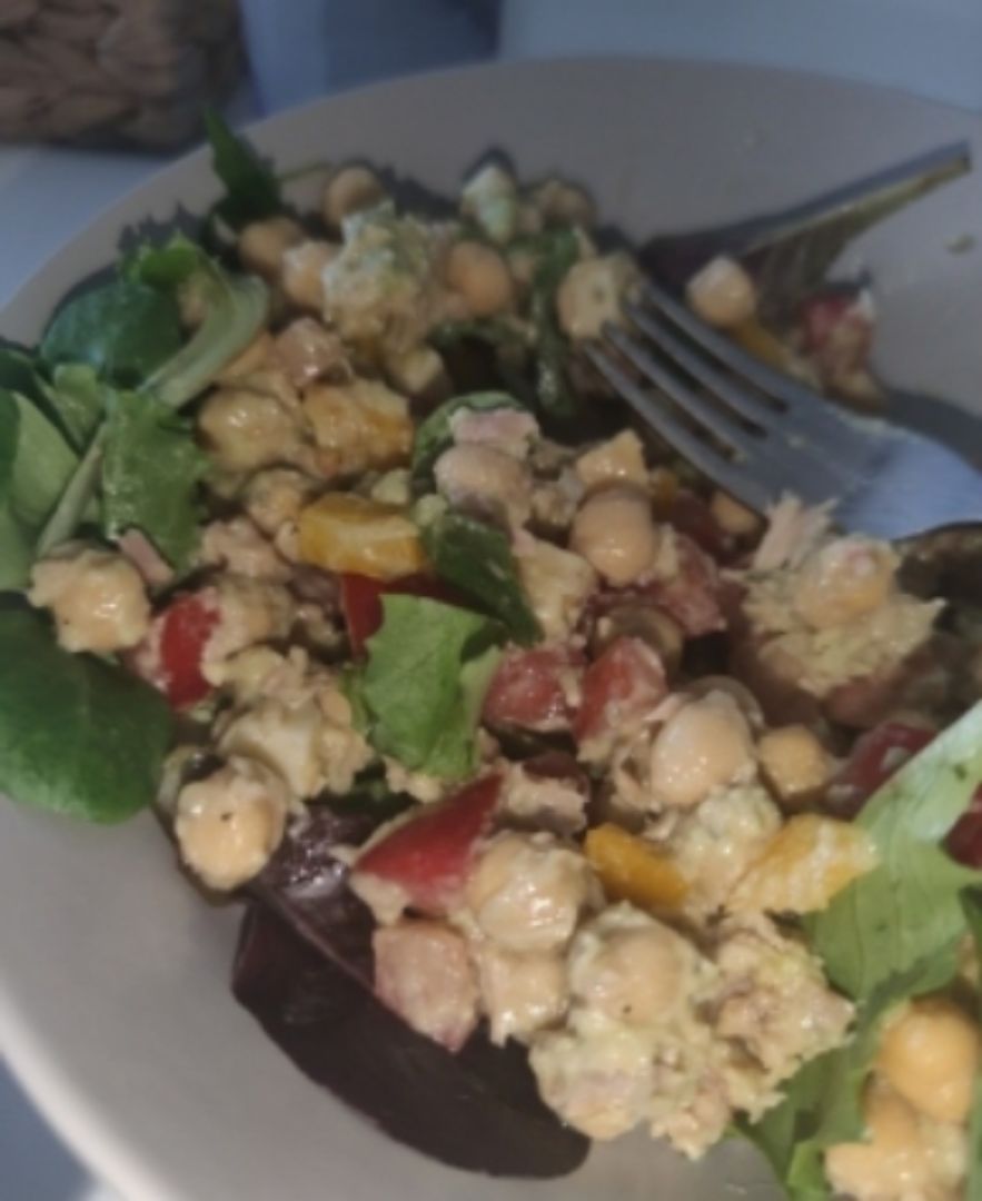 Ensalada de garbanzos con aderezo de hummus de aguacate Paso 3 Ensalada de garbanzos con aderezo de hummus de aguacate Paso 3