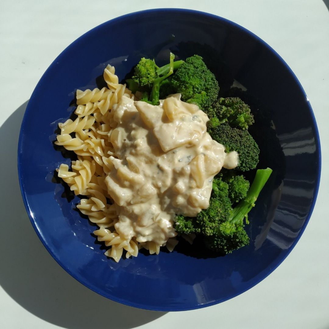 Salsa de queso azul y pera con pasta y brócoli Salsa de queso azul y pera con pasta y brócoli
