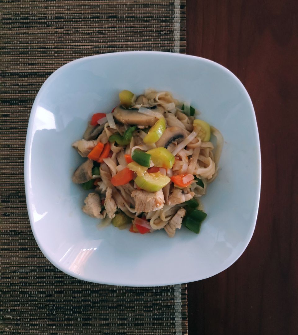 Wok de fideos de arroz con pollo 🍜 Wok de fideos de arroz con pollo 🍜