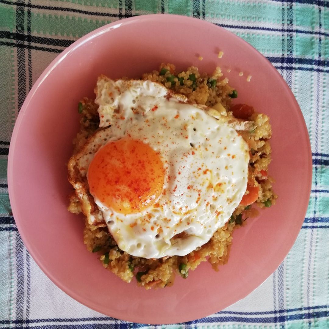 Quinoa con verduras y huevo plancha Quinoa con verduras y huevo plancha