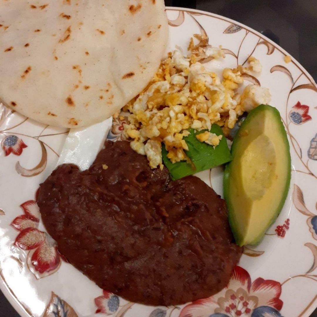 Alubias, frijoles, huevo, aguacate. Tortilla de maiz Alubias, frijoles, huevo, aguacate. Tortilla de maiz