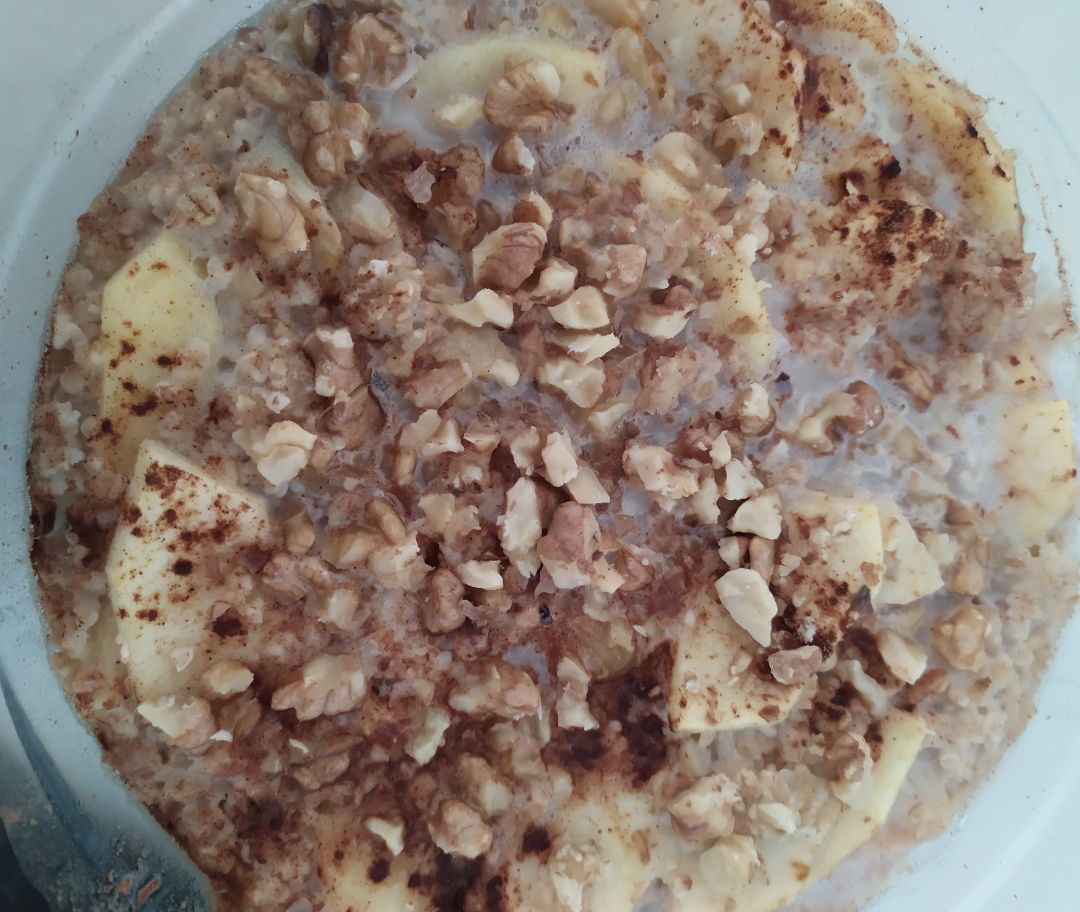 Manzana con avena y yogurt de coco Manzana con avena y yogurt de coco
