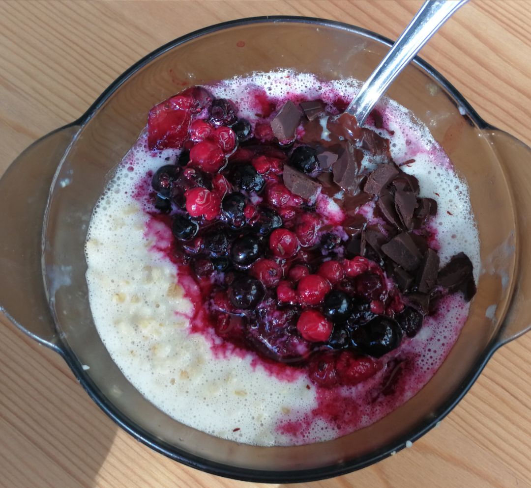 Porridge de avena, frutos rojos y chocolate