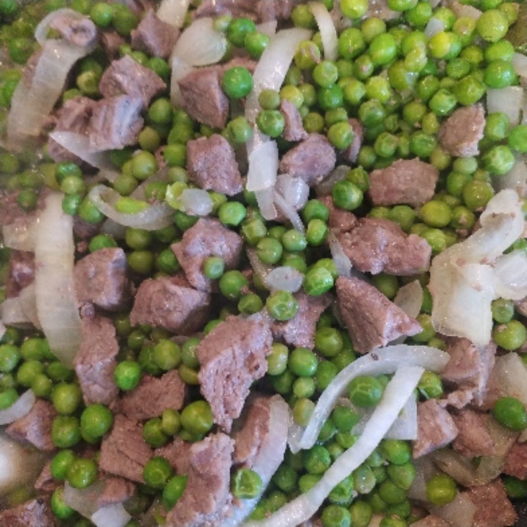 Guisillo de ternera con guisantes Guisillo de ternera con guisantes