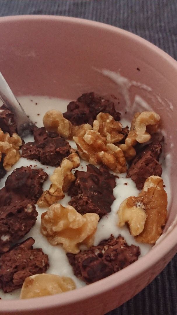 Yogurt natural con nueces y crunch de arroz integral inflado con chocolate 95%