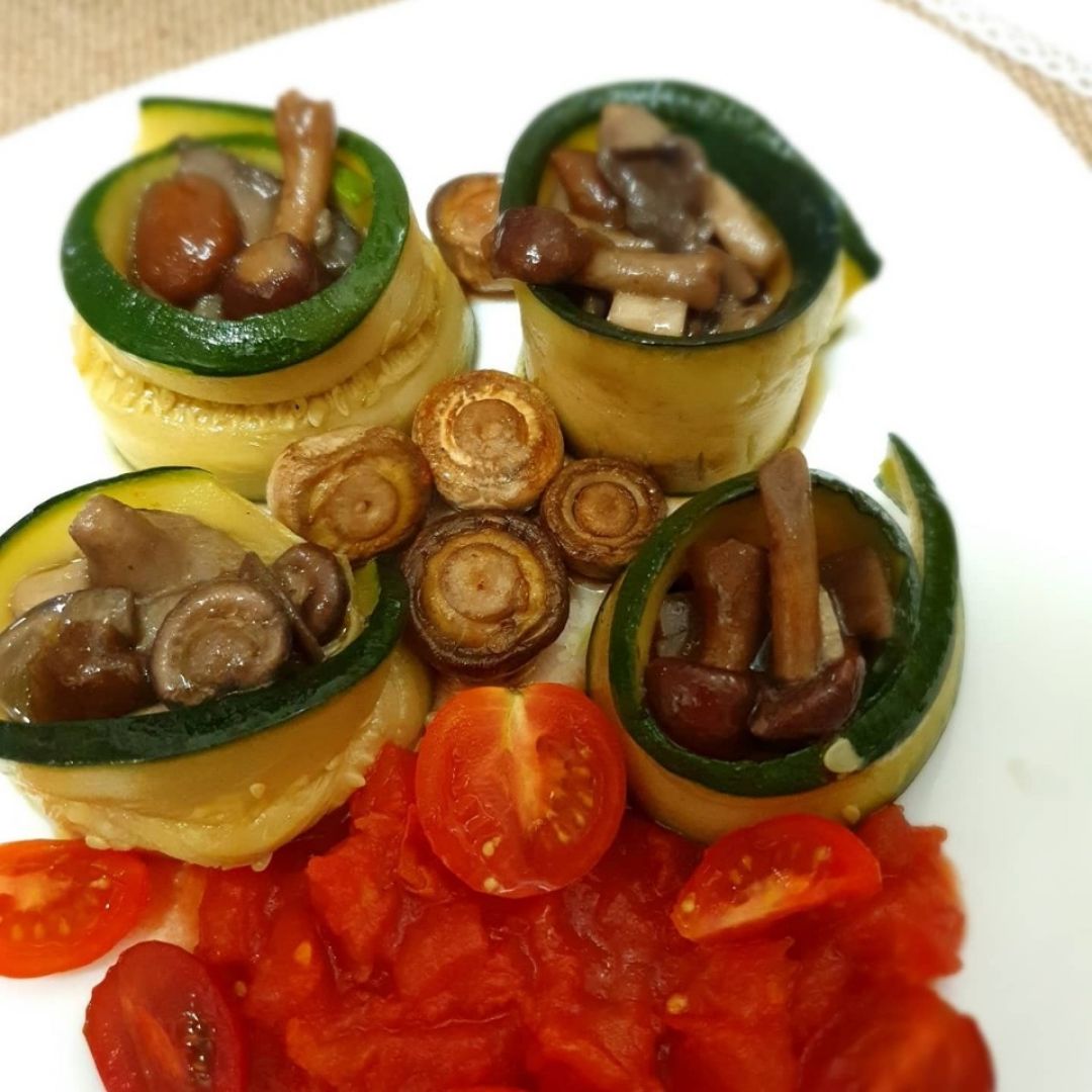 Rollitos de calabacin rellenos de setas con tomate concassé y cherrys Rollitos de calabacin rellenos de setas con tomate concassé y cherrys