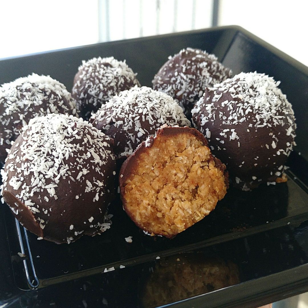 Bombones de copos de avena, coco rallado y crema de cacahuete Bombones de copos de avena, coco rallado y crema de cacahuete