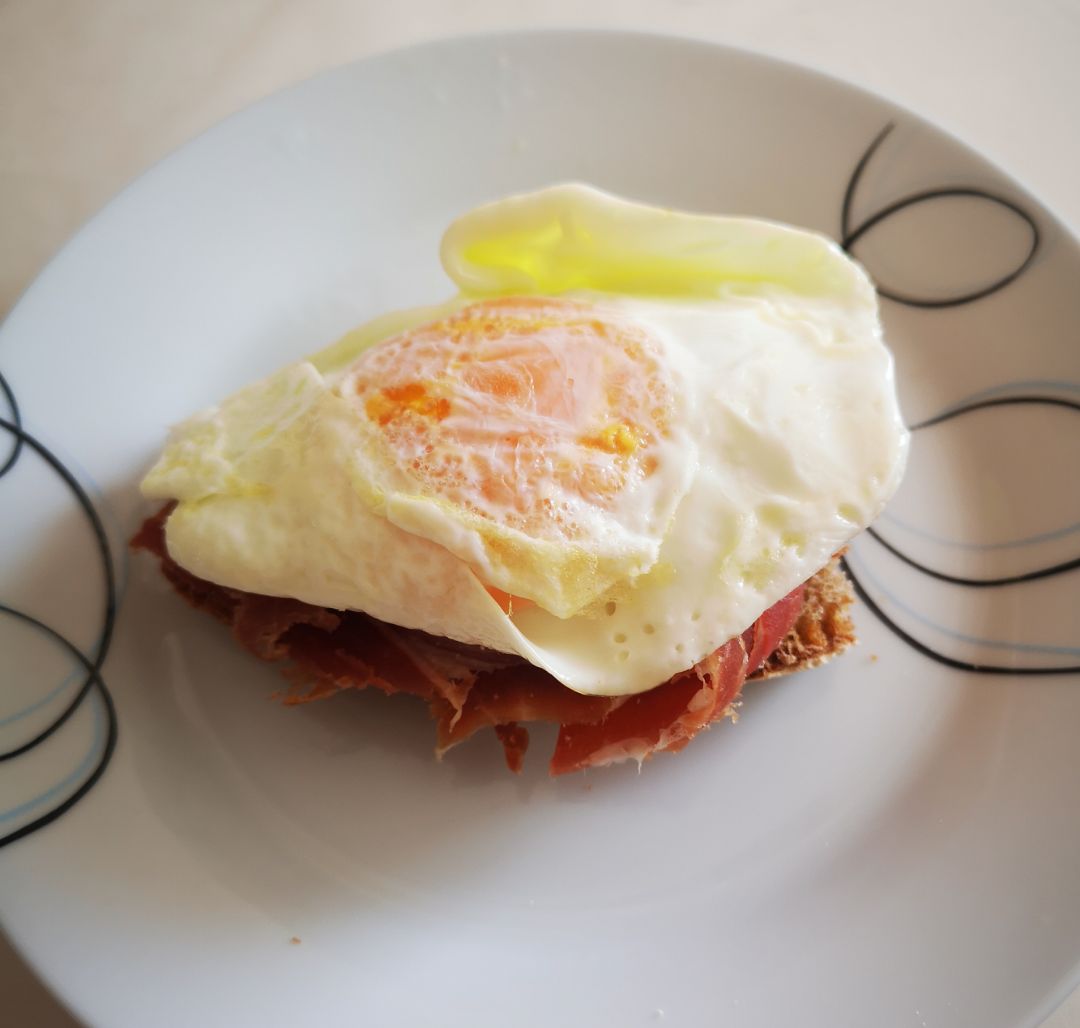 Tostada de jamón y huevo Tostada de jamón y huevo