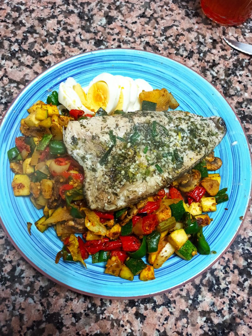Palometa al vapor con verduras salteadas. Palometa al vapor con verduras salteadas.
