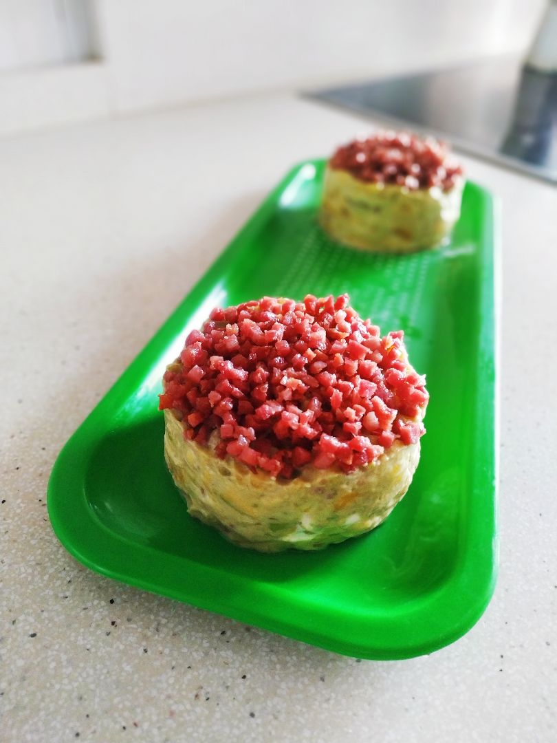 Tartar de la aguacate, piña, queso de untar y jamoncito crujiente Tartar de la aguacate, piña, queso de untar y jamoncito crujiente