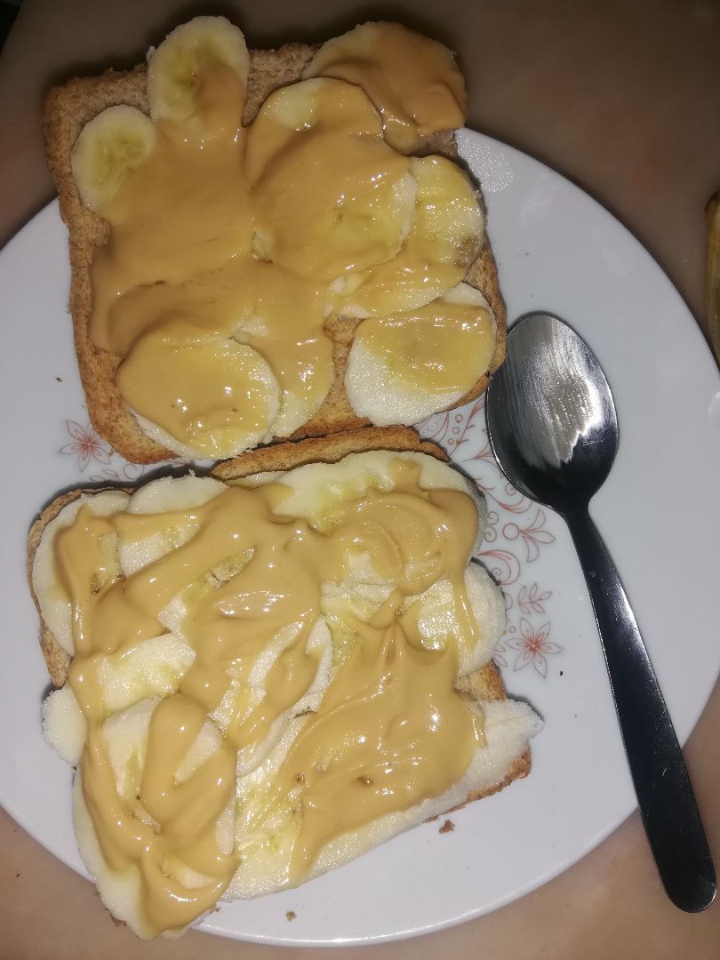 Tostadas integrales de plátano y crema de cacahuete. Tostadas integrales de plátano y crema de cacahuete.