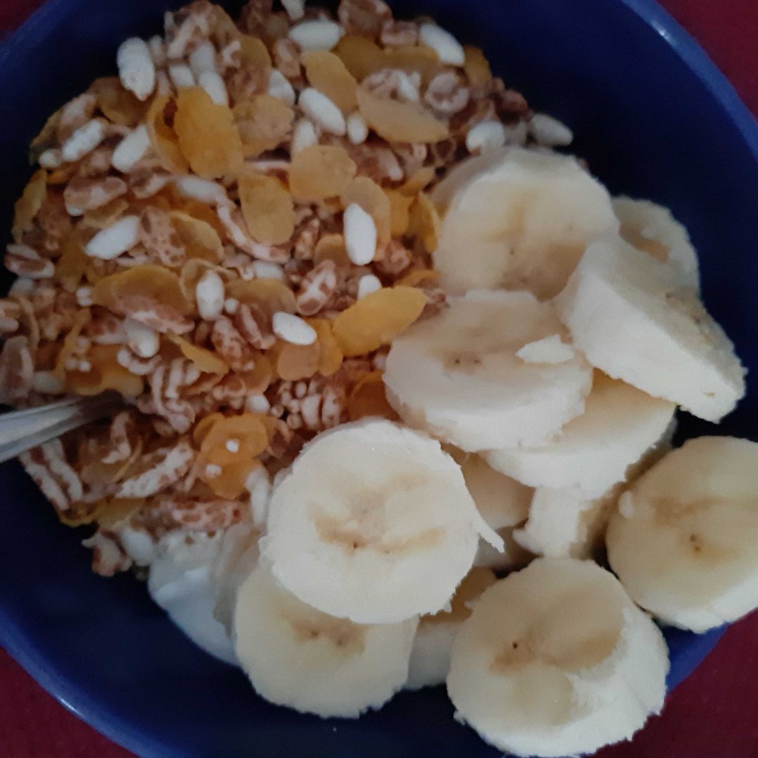 Desayuno con plátano, yogur y cereales mix 0% Desayuno con plátano, yogur y cereales mix 0%