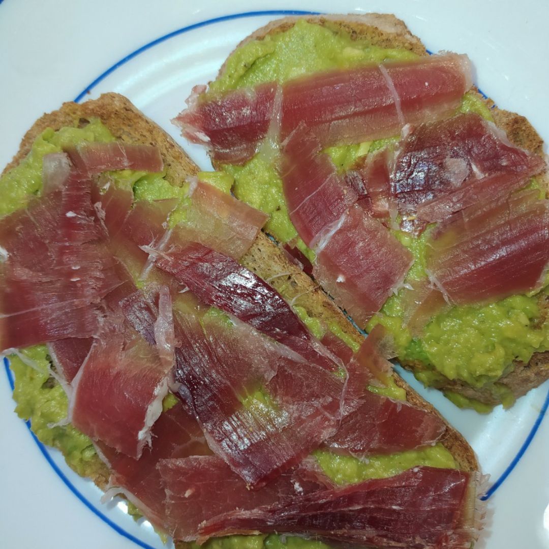 Tostada con jamón y "guacamole"