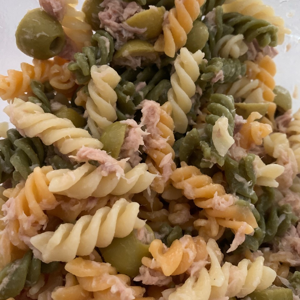 Pasta de verduras con atún, huevo duro y olivas verdes.