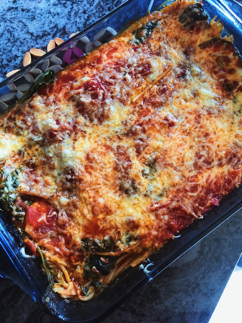 Pasta al horno con espinacas y mozzarella