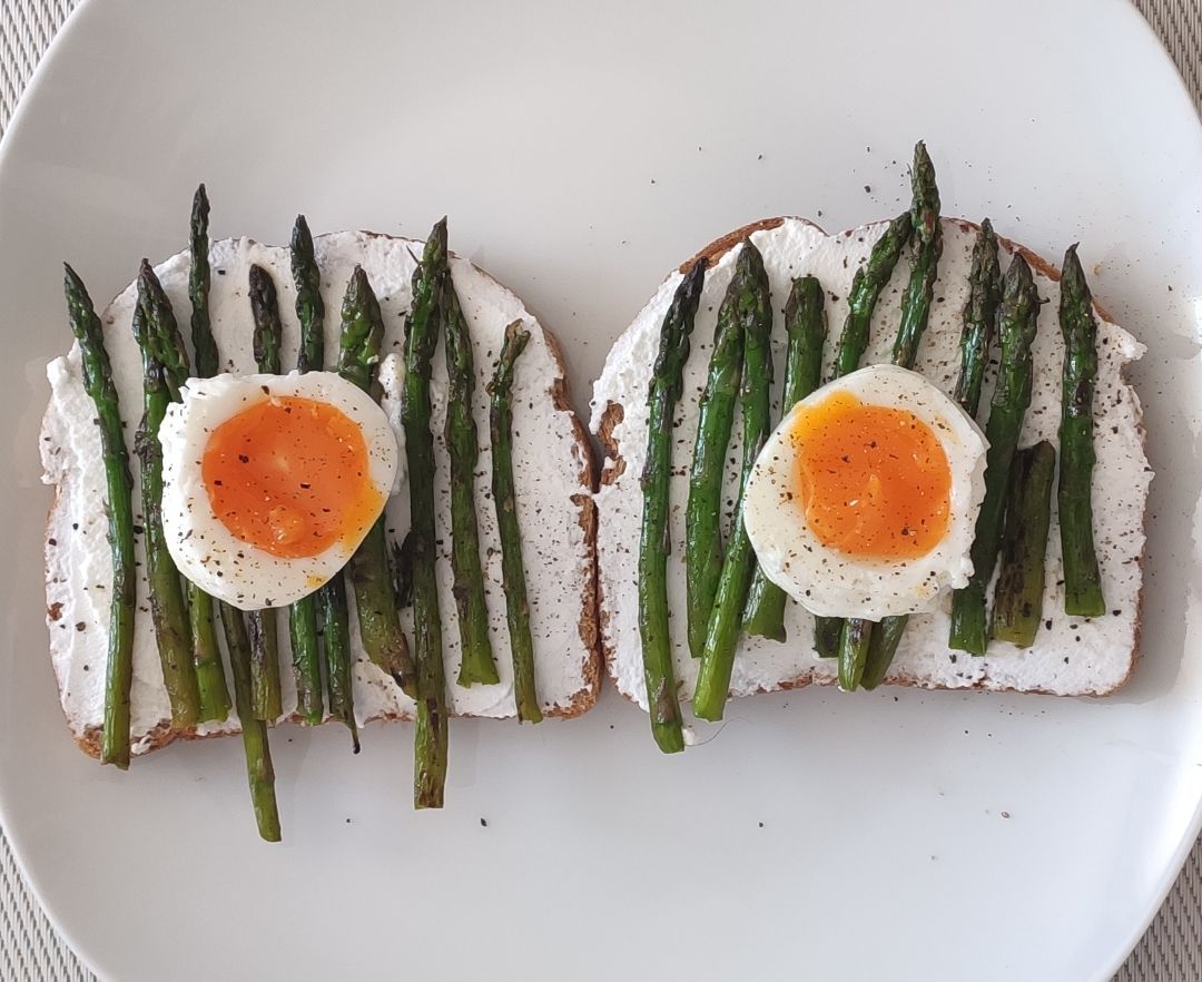 Tostá de ricotta, espárragos verdes y huevo poché Tostá de ricotta, espárragos verdes y huevo poché