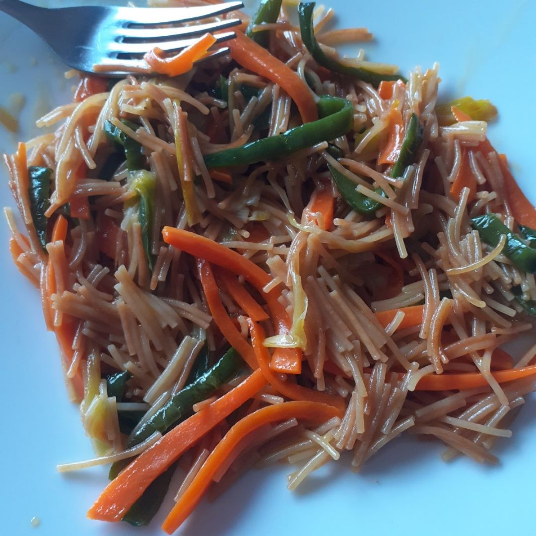 Paella de fideos con verduras Paella de fideos con verduras