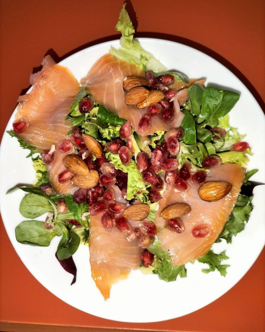 Ensalada de brotes salm贸n granada y almendras Ensalada de brotes salm贸n granada y almendras