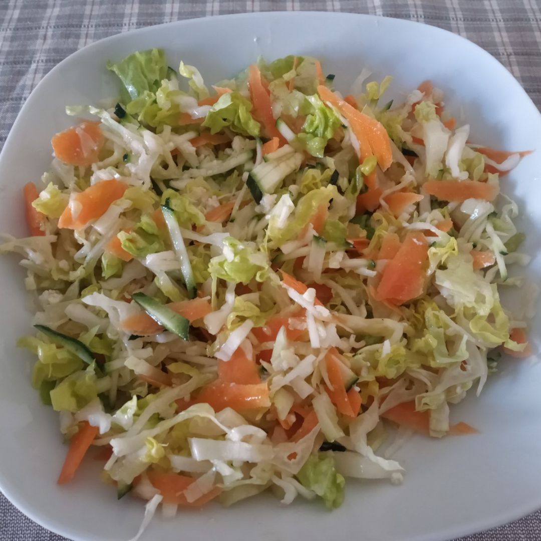 Ensalada fresca de lechuga con queso azul