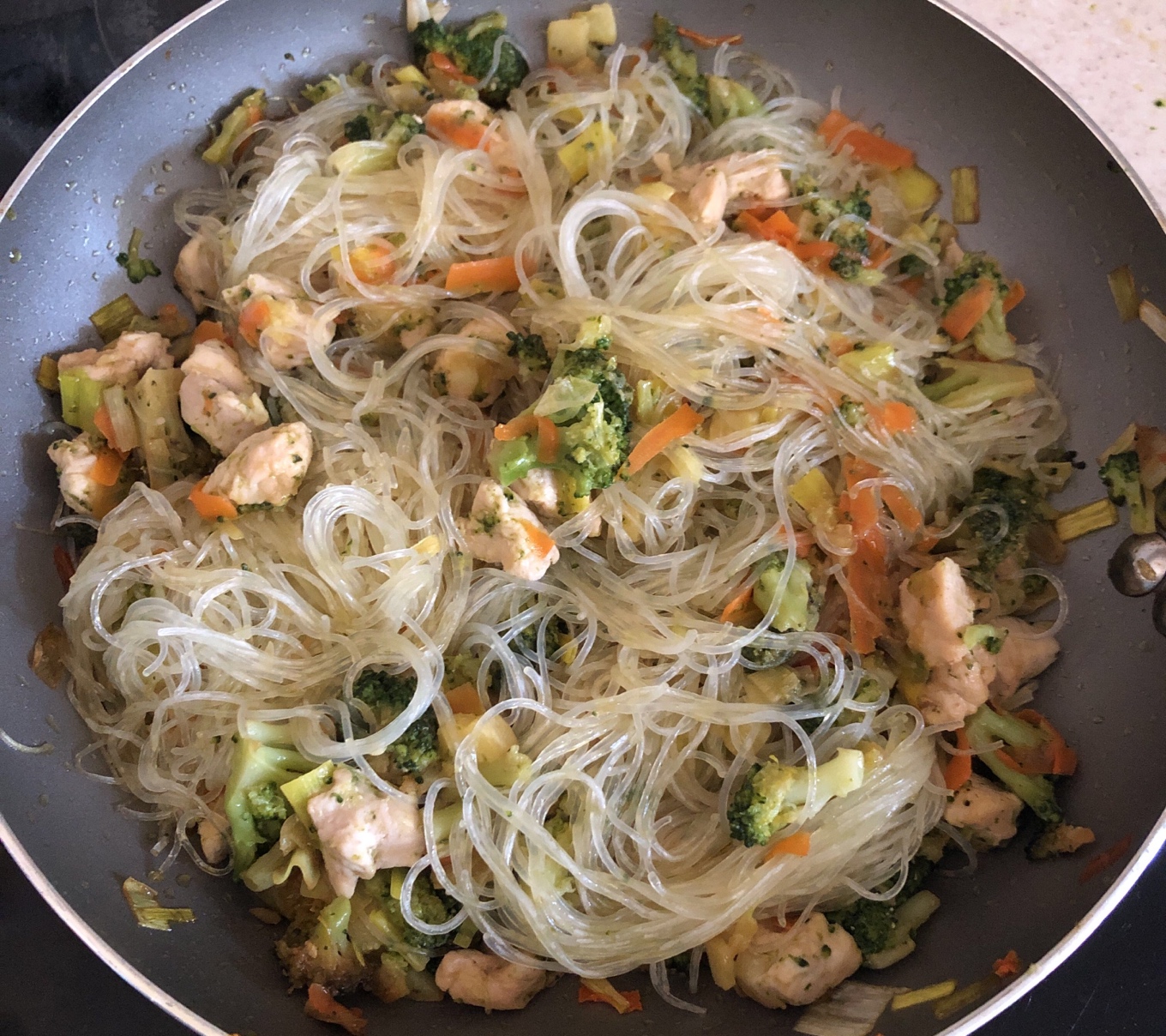 Noodles de arroz con verduras y salsa de soja