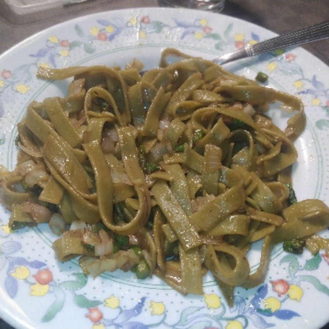 Tallarines de espinacas con verduras y salsa de soja Tallarines de espinacas con verduras y salsa de soja