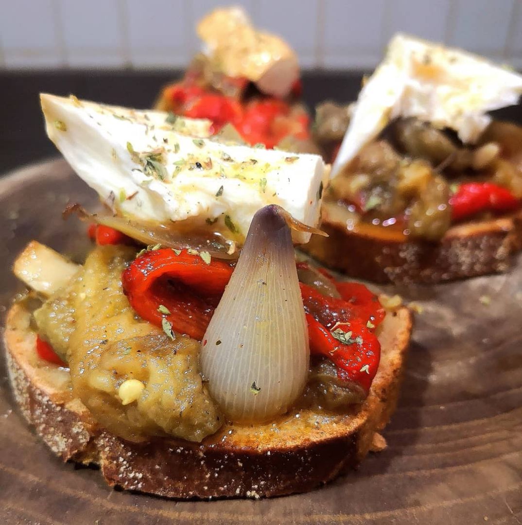 🌱 Tostada de escalivada y mozzarella marinada. 🌱 Tostada de escalivada y mozzarella marinada.