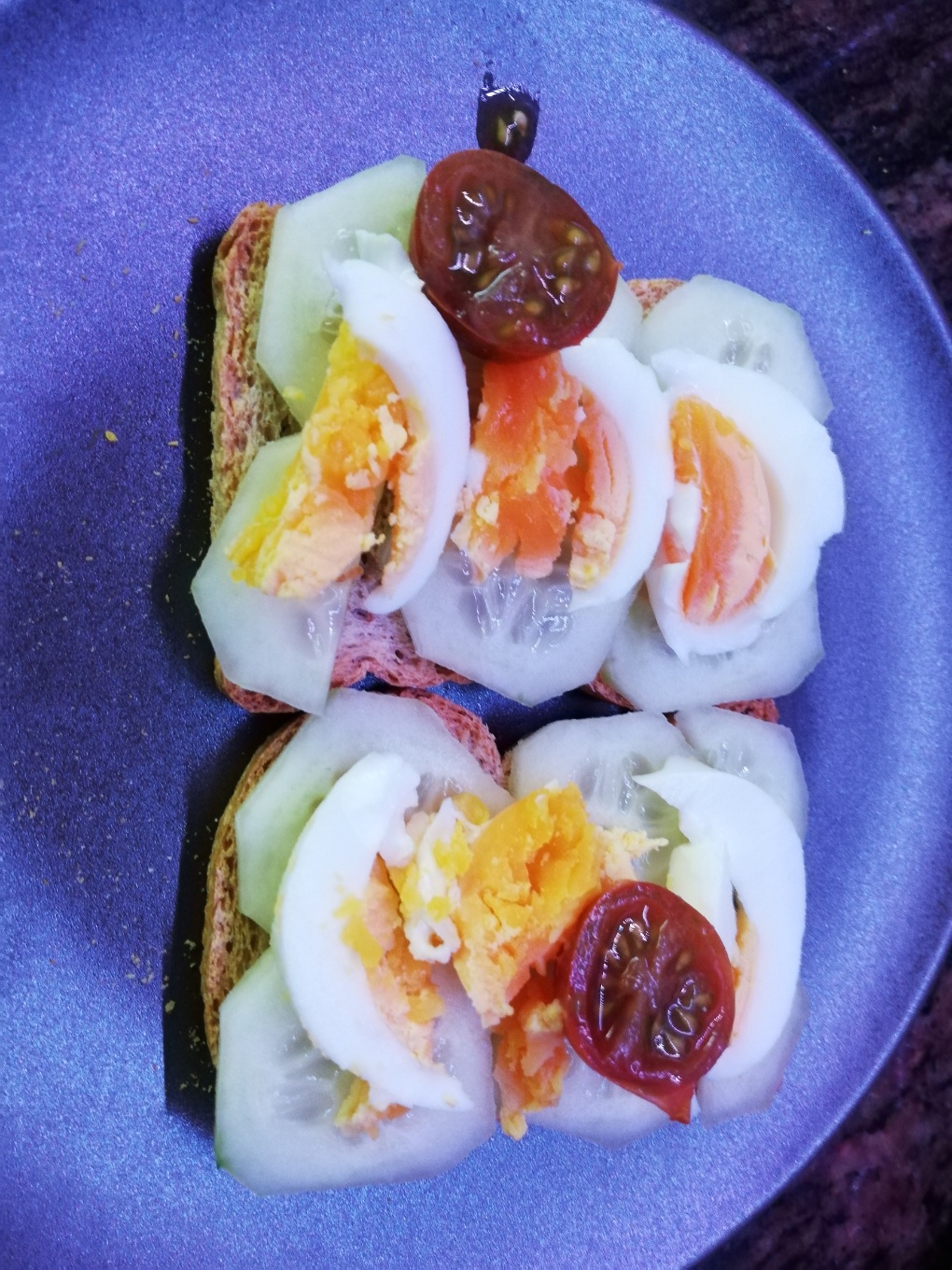 Tostadas con pepino y huevo duro 