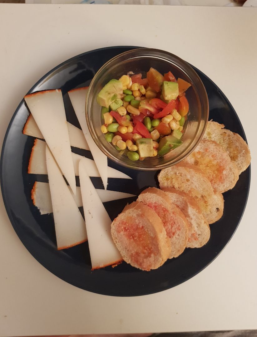 Ensalada con edamames y aguacate y quesito con pan con tomate. Ensalada con edamames y aguacate y quesito con pan con tomate.