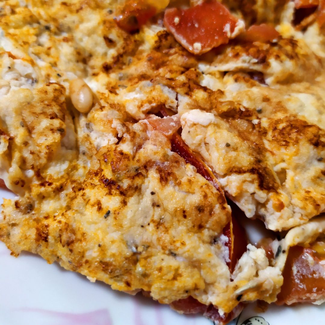 Tortilla de tomate y piñones 🍅🍳