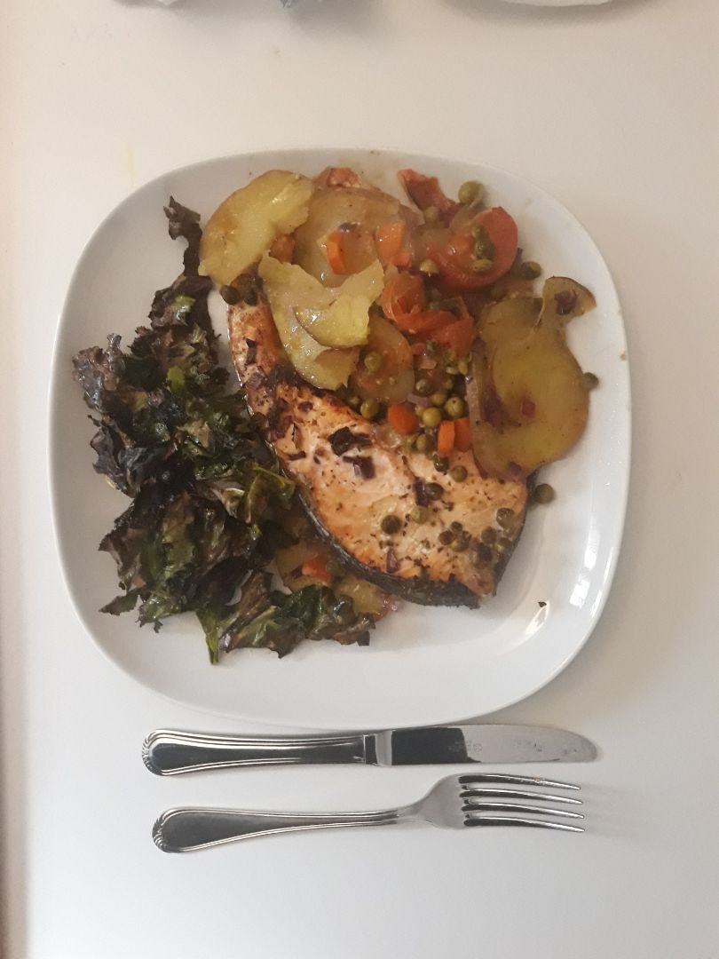 Salmon al horno con chips de kale Salmon al horno con chips de kale