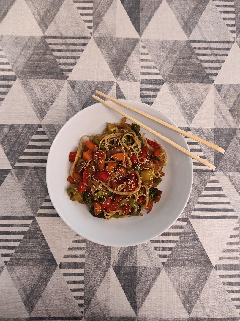 Noodles de arroz integral con verduras Noodles de arroz integral con verduras