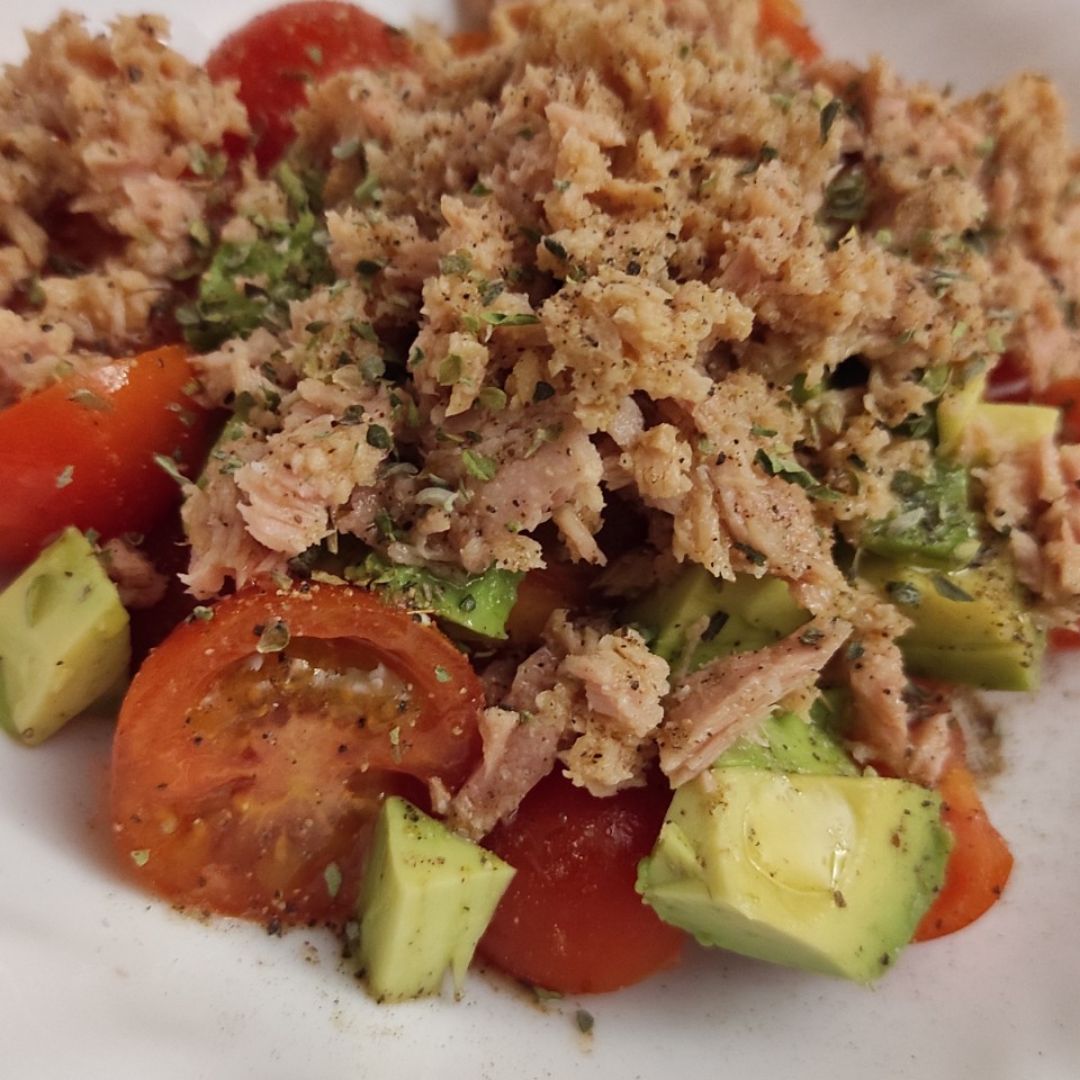 Ensalada de tomates cherry, aguacate y atún Ensalada de tomates cherry, aguacate y atún