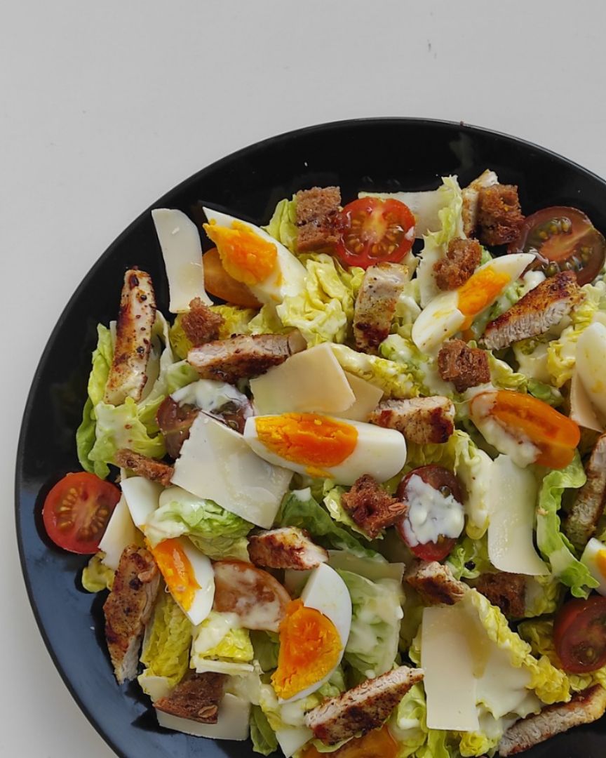 ENSALADA CON PAVO A LA PLANCHA, HUEVO HERVIDO, "PARMESANO VEGANO", CROSTONS DE PAN DE XEIXA