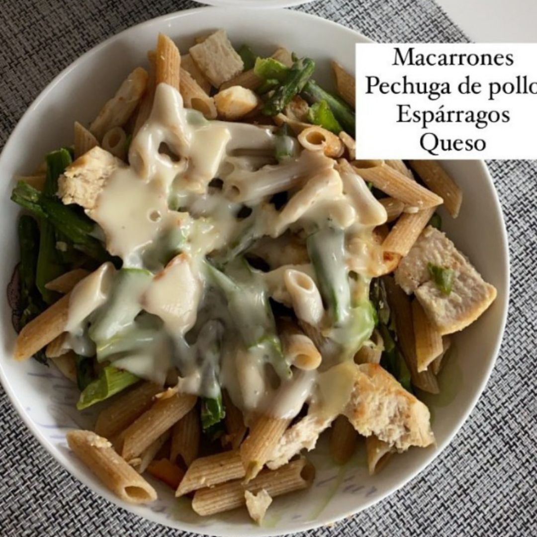 Pasta con pollo, espárragos y queso