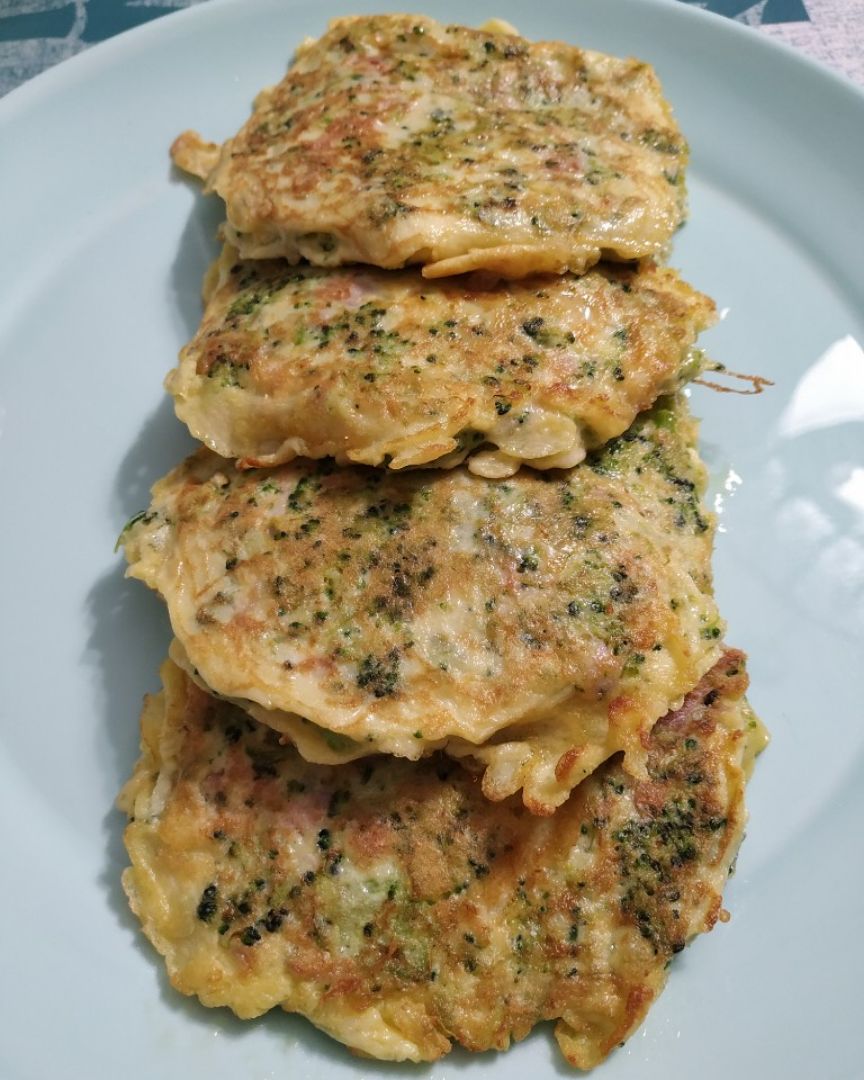 Tortitas de brócoli, york y havarti Tortitas de brócoli, york y havarti